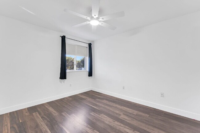 Building Photo - Stunning lakefront townhouse in gated Homestead community.