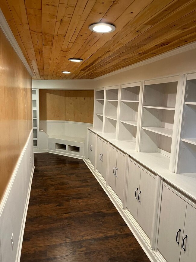Building Photo - Urban Craftsman Gem!