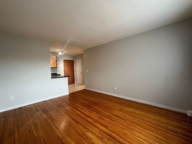 Building Photo - Fantastic 1 BR/1 BA Apartment in the Whitt...