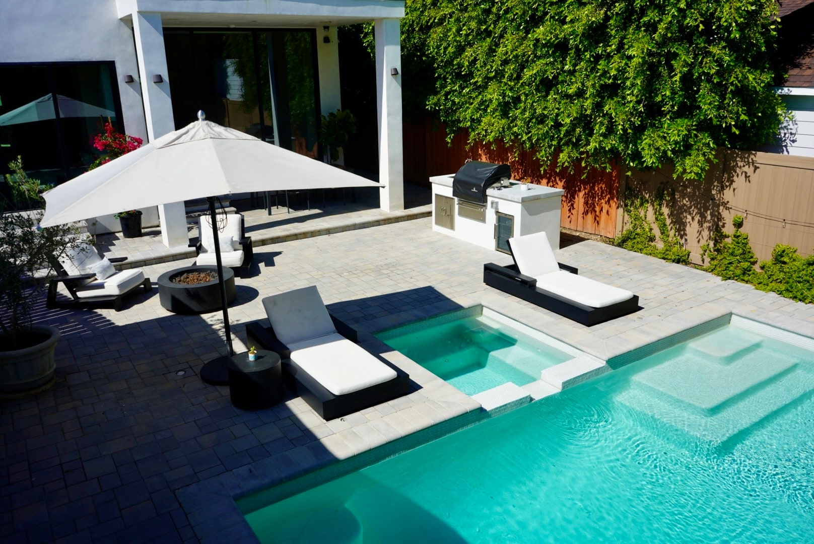 Building Photo - 738 N Sierra Bonita Ave