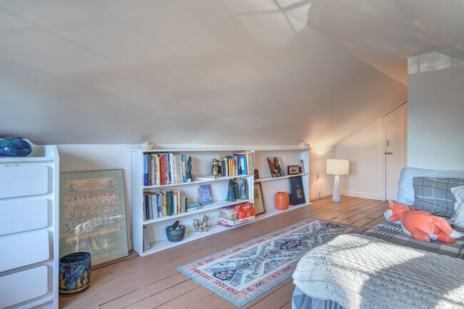Building Photo - Spacious Home with Cozy Courtyard in Black...