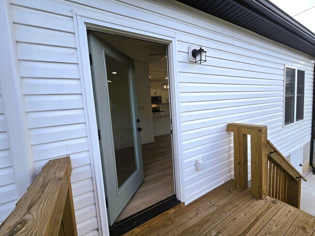 Building Photo - Beautiful new built three-bedroom, two-bat...