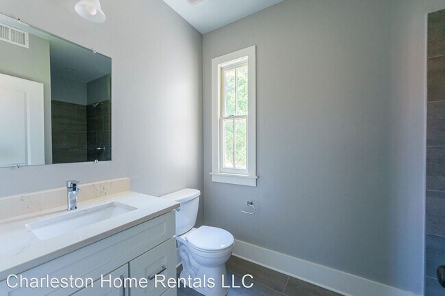 Building Photo - 28 Aiken St