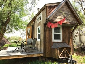 Building Photo - 325 N Sunset St