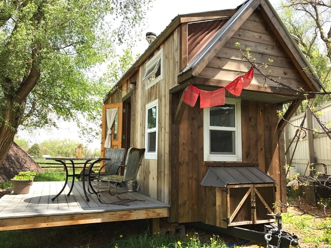 Building Photo - 325 N Sunset St