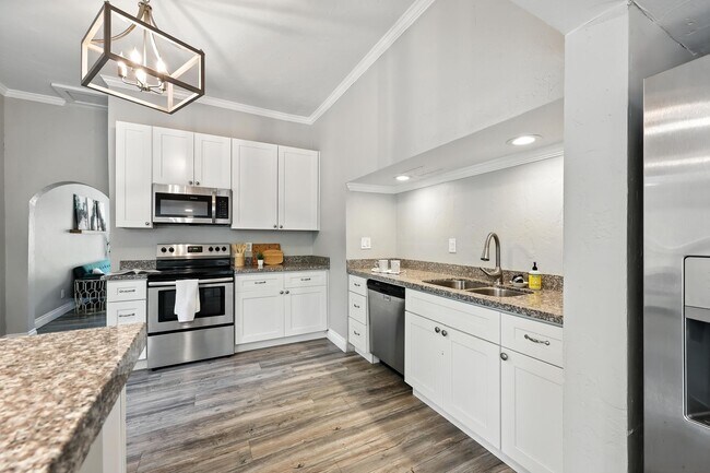 Building Photo - Beautifully Renovated Home with Modern Com...