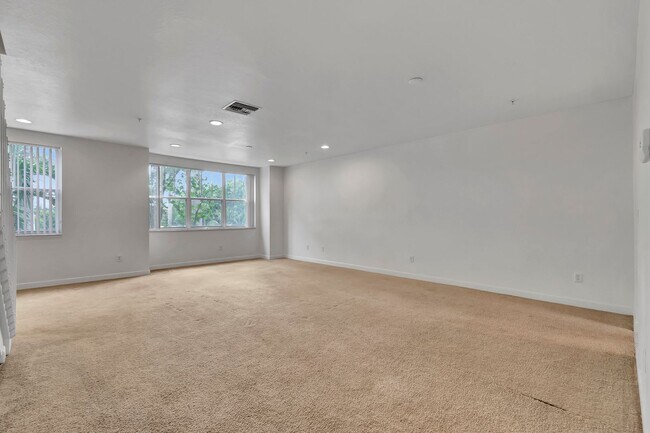 Building Photo - 4 BEDROOMS 3.5 BATHROOMS!! GATED COMMUNITY