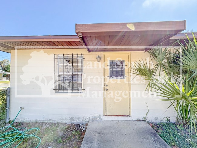 Building Photo - 324 Ariana St