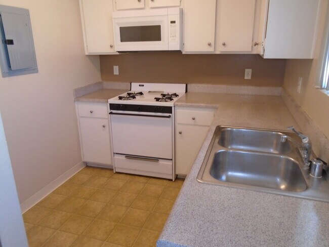 Building Photo - Stonewood Apartments - NO AVAILABILITY