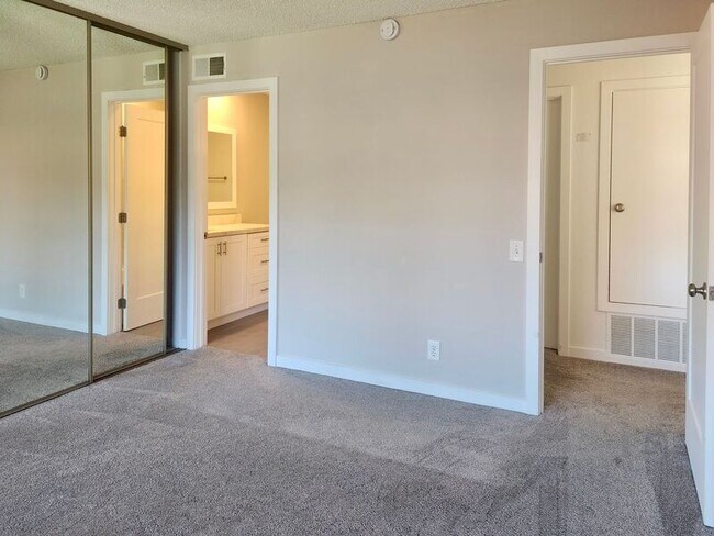 Building Photo - 5151 Walnut Ave