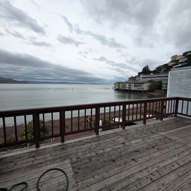 Building Photo - 107 Bridgeway