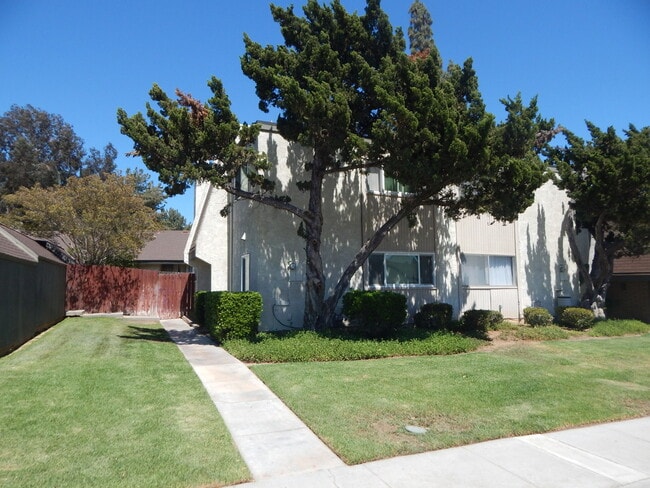 Building Photo - Beautiful Jurupa Hills Condo - 3 Bedroom