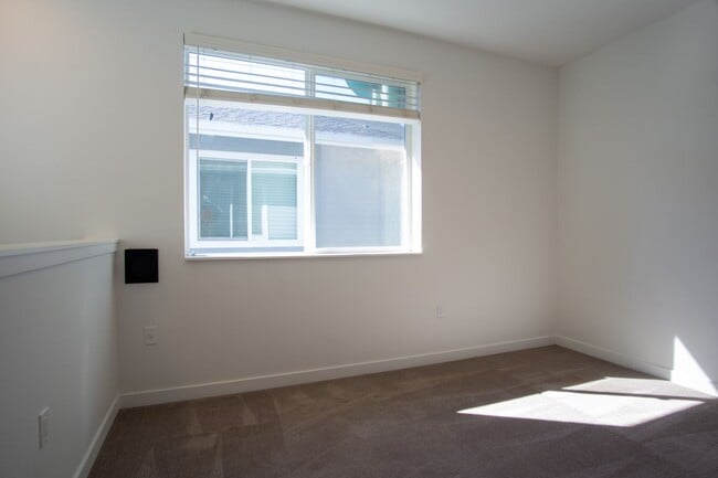 Building Photo - FREE RENT + CASH IN YOUR POCKET! Modern & ...