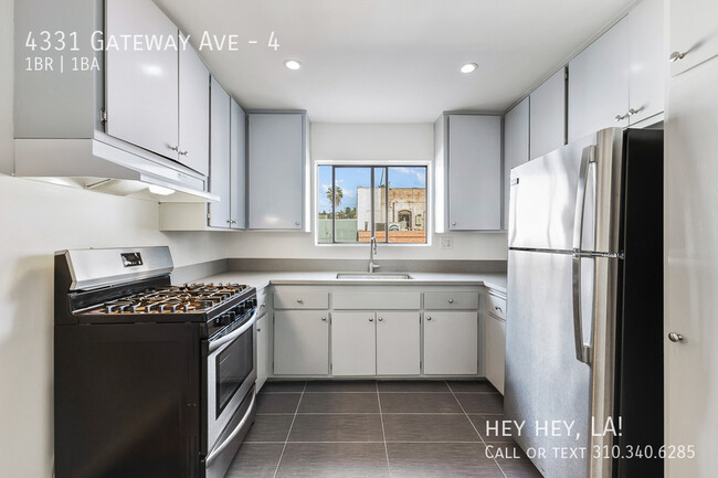 Building Photo - Silver Lake Apartment | One Bedroom | In U...