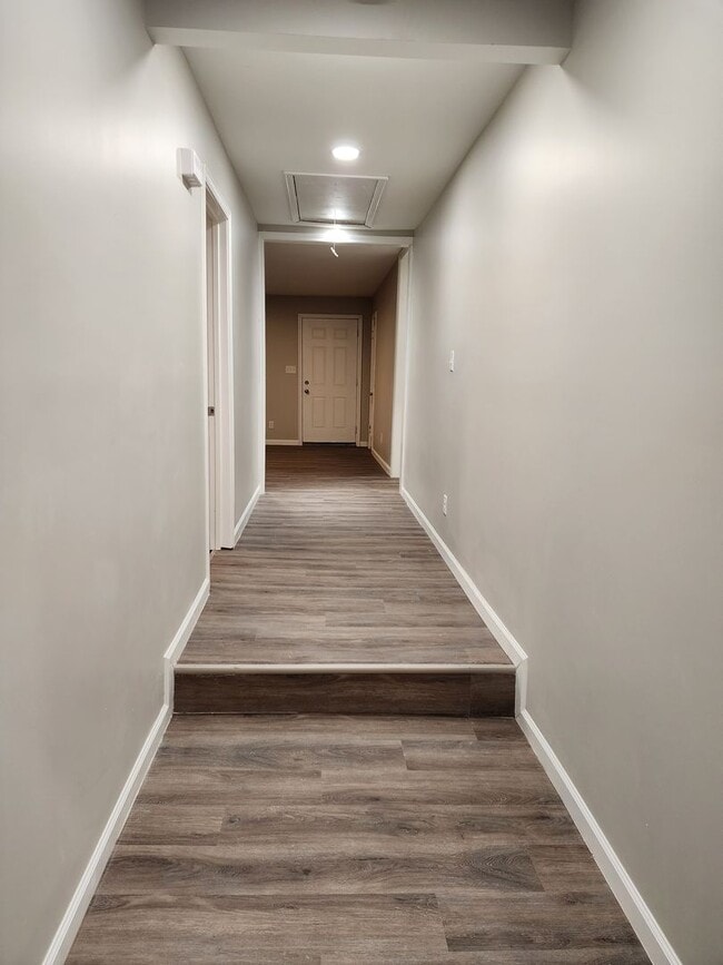 Building Photo - Beautiful 4 bedroom 2 bathroom home with g...