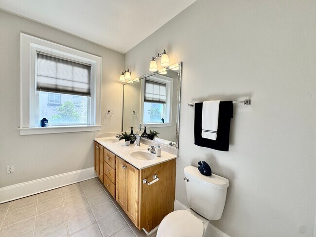 Building Photo - Amazing Garden-Style Condo Available 08-11-26! Vintage Building - All Appliances Convey!