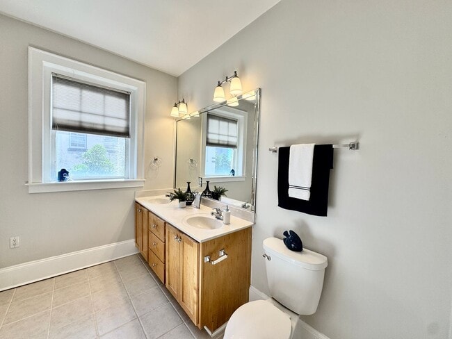 Building Photo - Amazing Garden-Style Condo Available NOW! ...