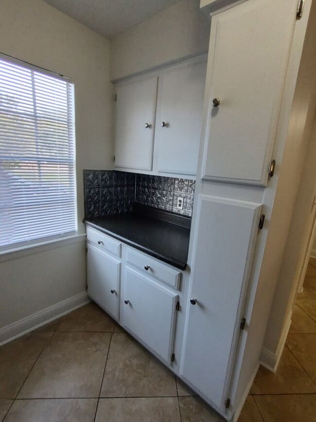 Building Photo - 2-Story Townhome WALKING DISTANCE TO THE BEACH! COMMUNITY POOL!