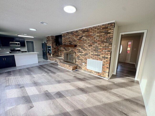 Building Photo - 5839 Kingsbury Ln