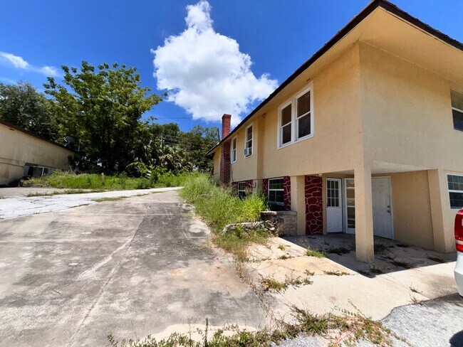 Building Photo - 1/1 Upper Duplex Available
