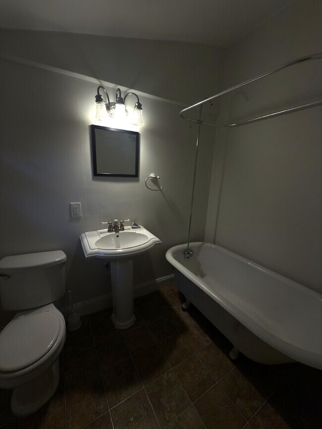 Building Photo - 3 Bedroom and 1 Bath