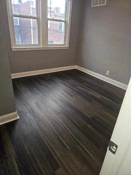 Building Photo - 1300 N Kenwood Ave