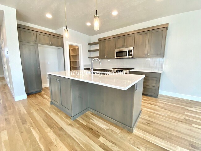 Building Photo - BEAUTIFUL 4 bed 2 1/2 Bath Located in Cent...