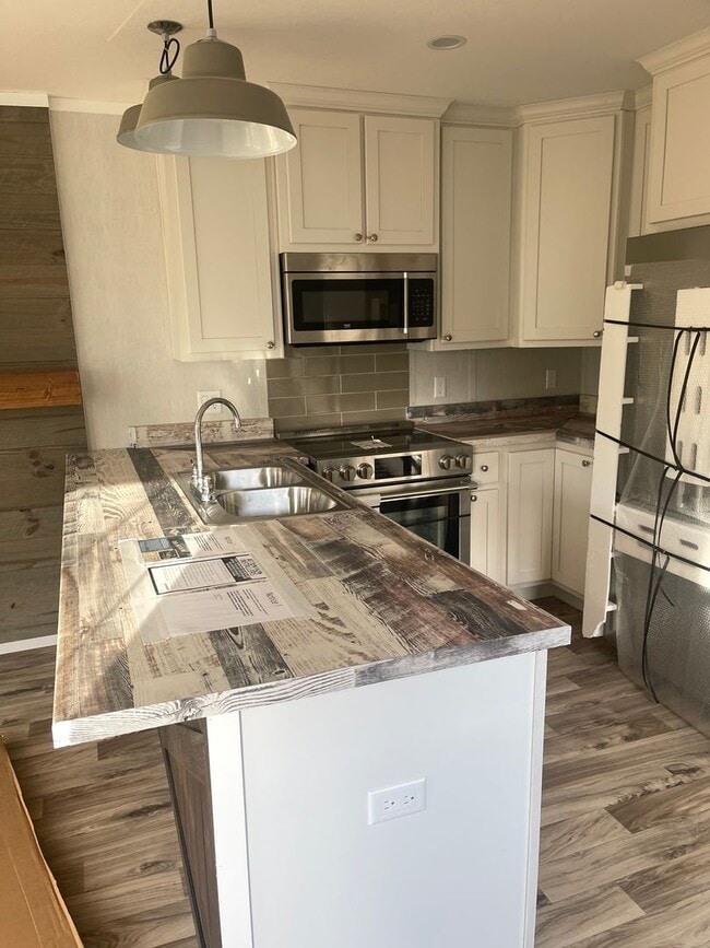 Building Photo - LUXURY MOBILE HOME  1 Bedroom/ 1 Bath