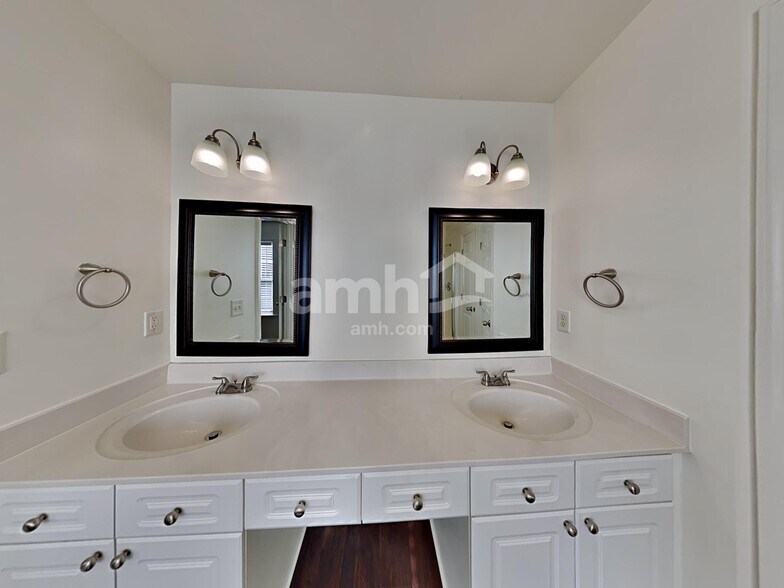 Building Photo - 2264 Monthemer Cove