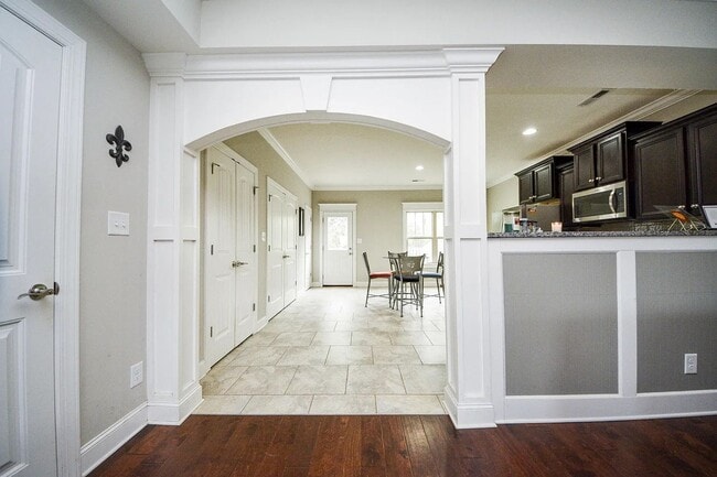 Building Photo - PRICE REDUCED   BEAUTIFUL TOWNHOME- SHOWINGS BY APPOINTMENT ONLY