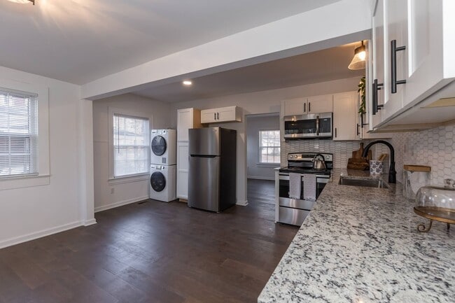 Building Photo - Amazingly large 2 bedroom home with fenced yard!