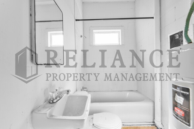 Building Photo - 4557 S Oak Ave