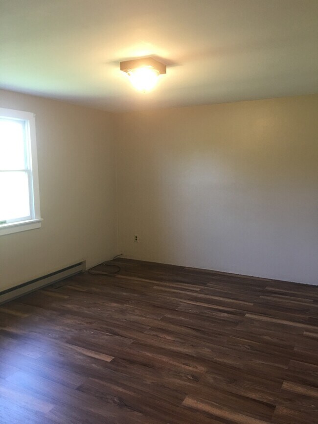 Building Photo - Cozy 3 bedroom 1.5 bath with 2 stall detached garage in country setting