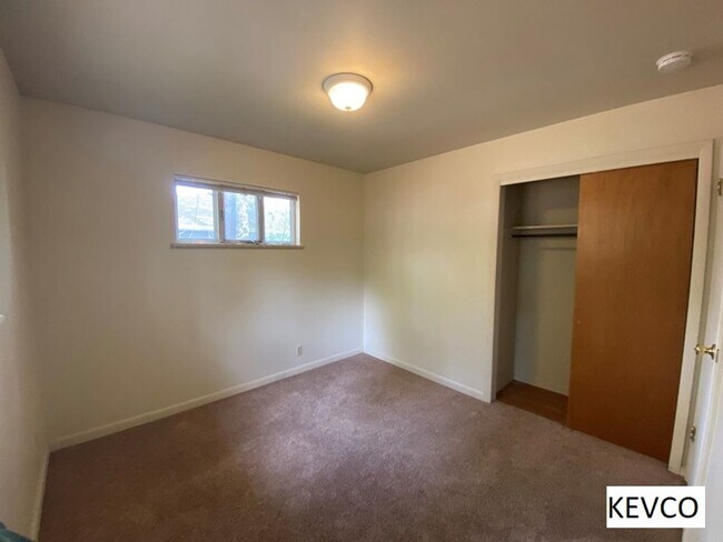 Building Photo - Incredibly Spacious House!