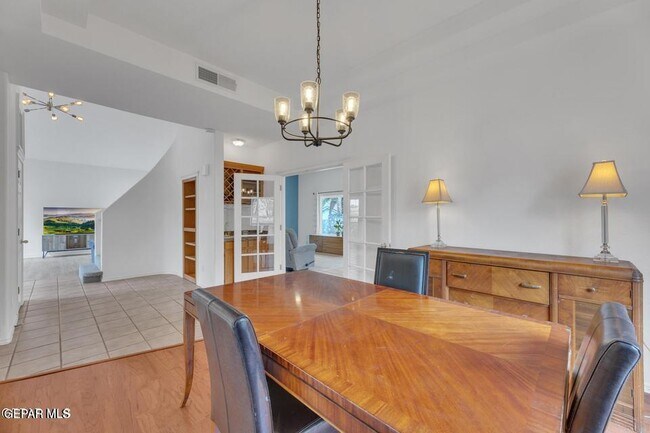 Building Photo - 1121 Regal Ridge Dr