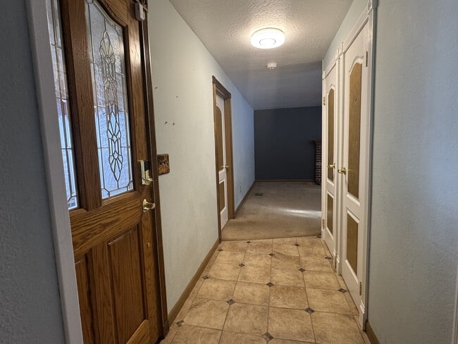 Building Photo - 1855 King Edward Dr