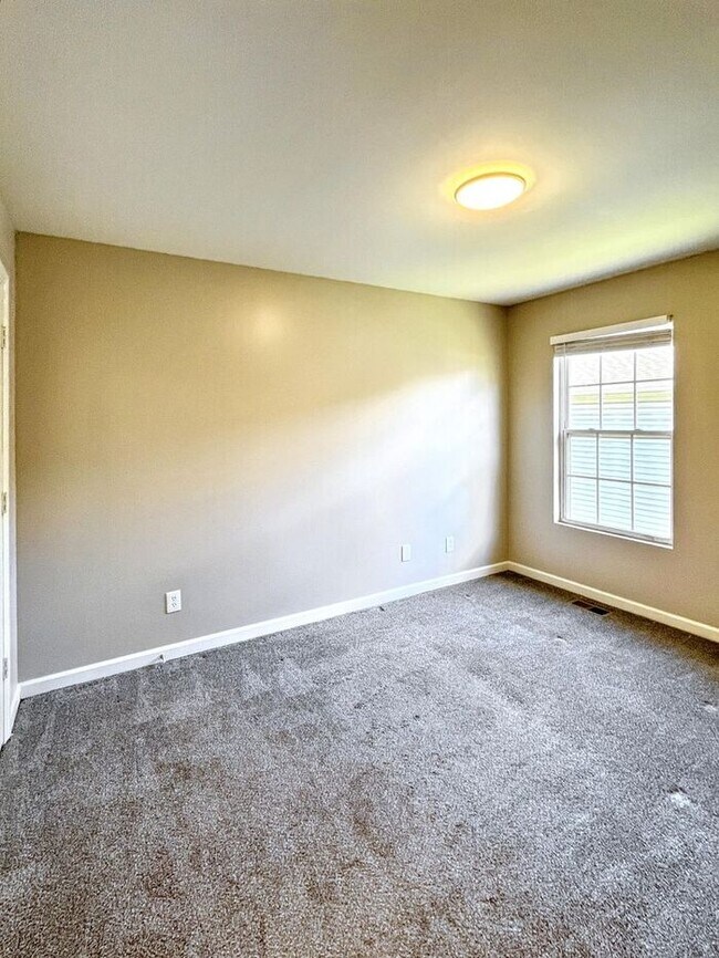 Building Photo - 3-Bedroom Home with Convenient Access to N...