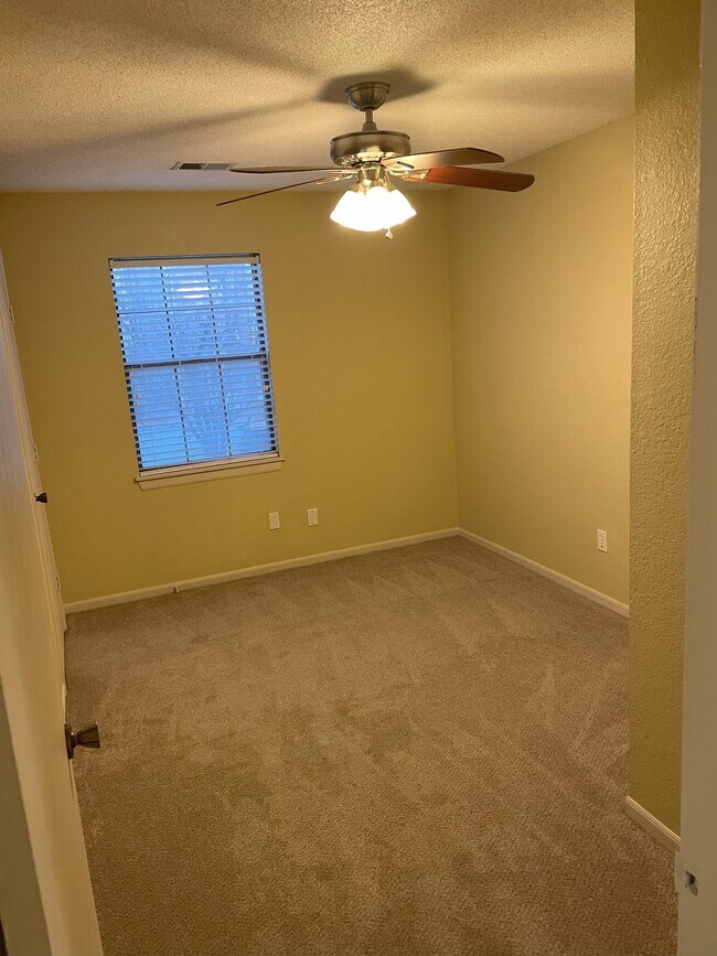 Middle Bedroom - 217 SW Pinetree Ln