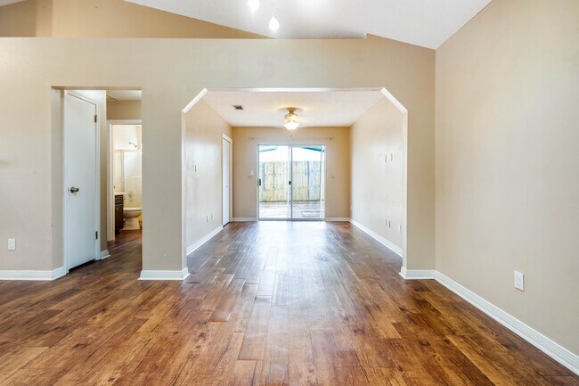 Building Photo - 2060 Cambridge Cir