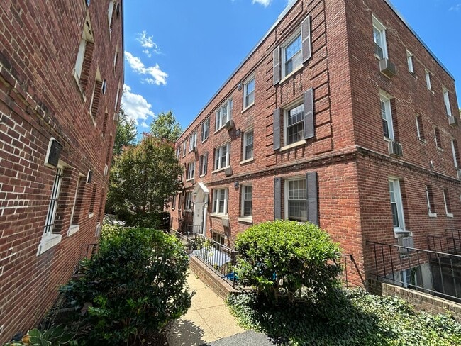 Building Photo - One Bedroom Apartment in Palisades NW Incl...