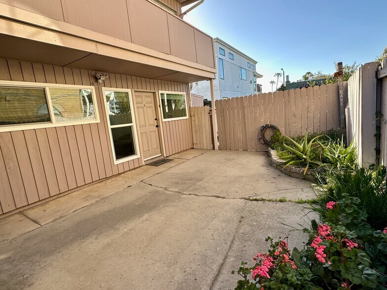 Building Photo - 1080 Dover Ln