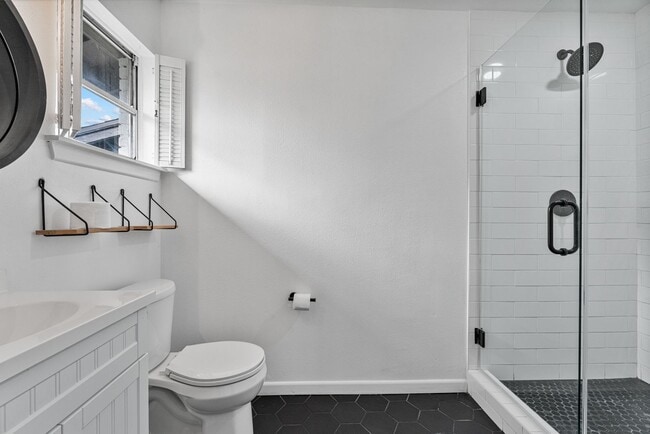 Building Photo - Charming 3 Bedroom Home