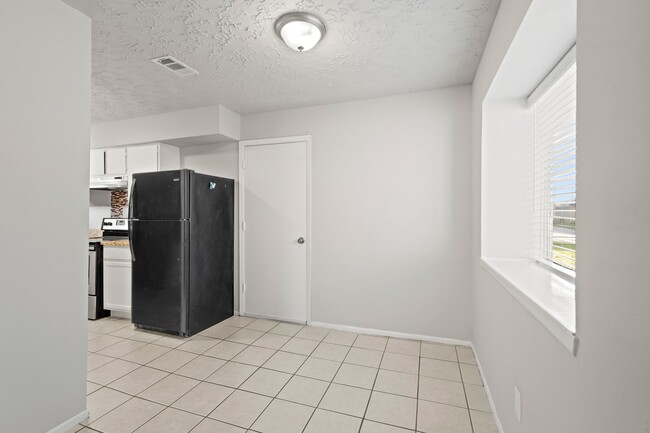 Building Photo - 24030 Silversmith Ln