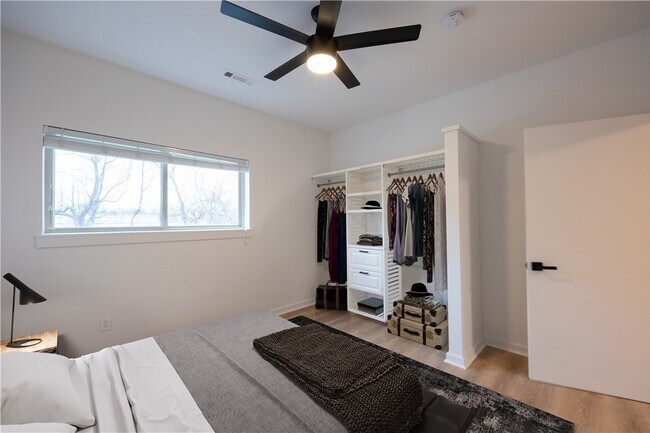 Building Photo - 300 SW 6th St