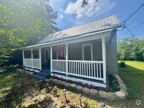 Building Photo - Charming 2 Bedroom 1 Bathroom