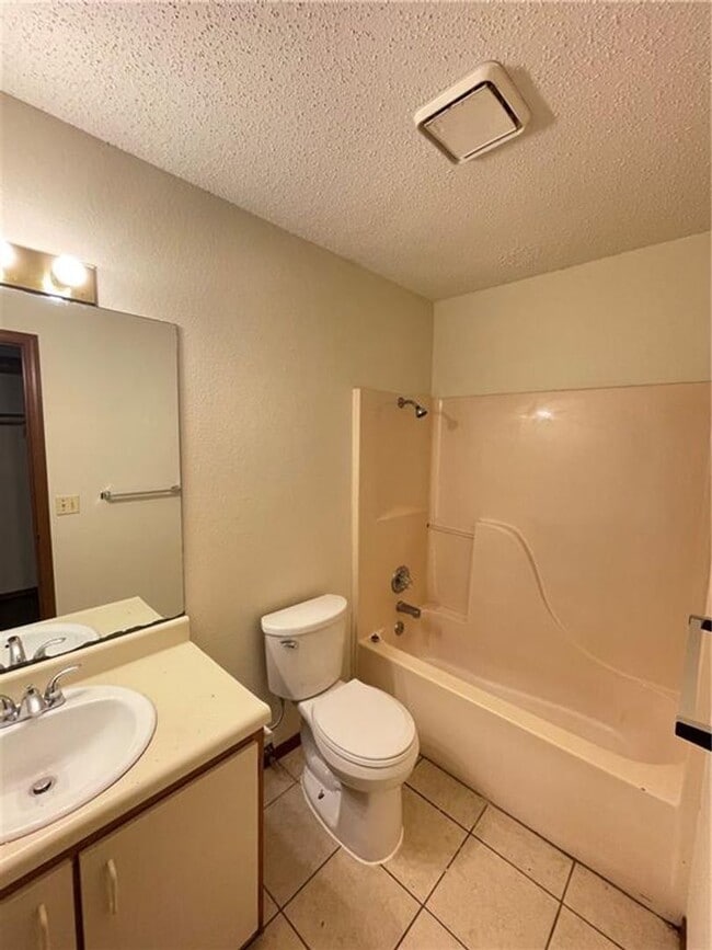 Building Photo - 672-672 W Martha Dr