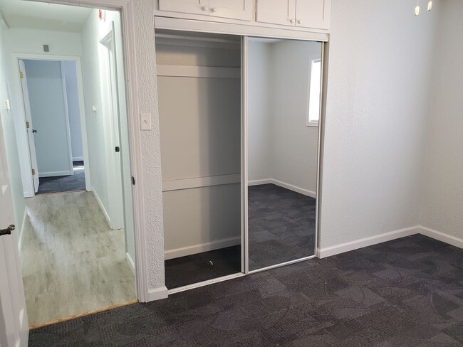 Building Photo - Great 3BR, 1BTH, 1 car att gar, ranch styl...