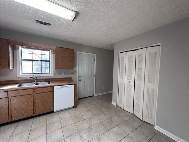 Building Photo - 502 Oakwood Ct