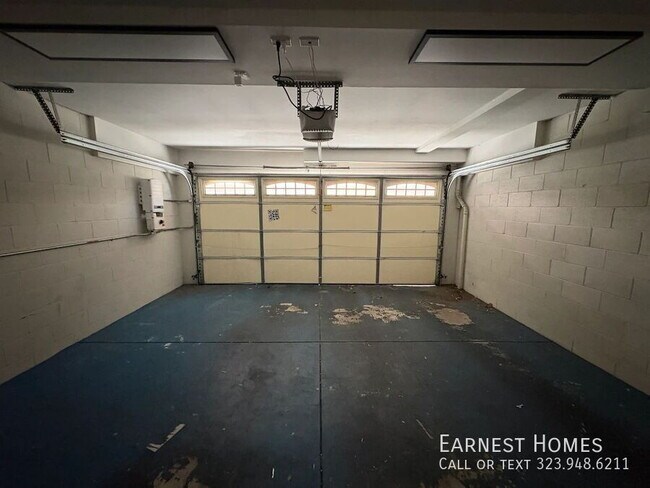 Building Photo - 11622 Oxnard St