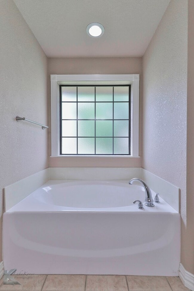 Building Photo - 4 bed 2 bath; newer carpet!